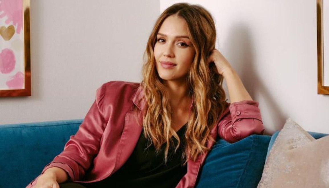 Jessica Alba má 45 a vyzerá fantasticky: V týchto bikinách pri mori púta pozornosť