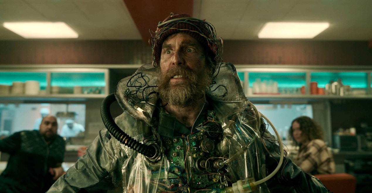 Sam Rockwell v šialenej sci-fi jazde od režiséra Pirátov z Karibiku: 20-kilový kostým ho úplne zničil!