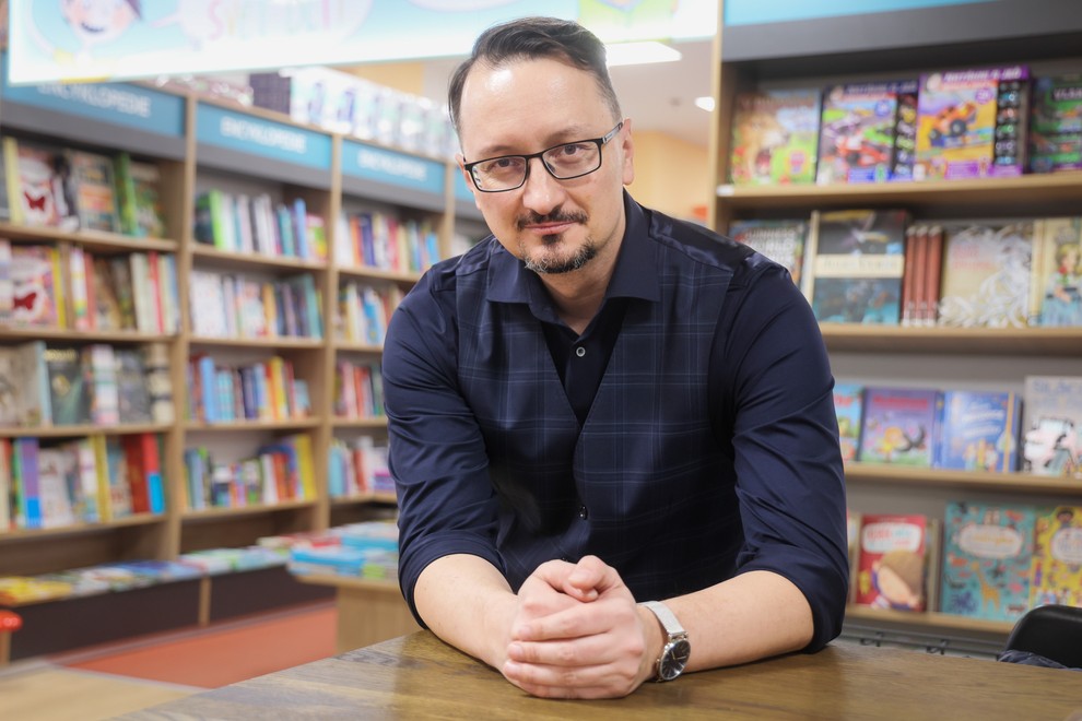 Konverzačná smršť v podzemí Spišského divadla: Hosťom Mila Kráľa bude autor strhujúcich trilerov Jozef Karika