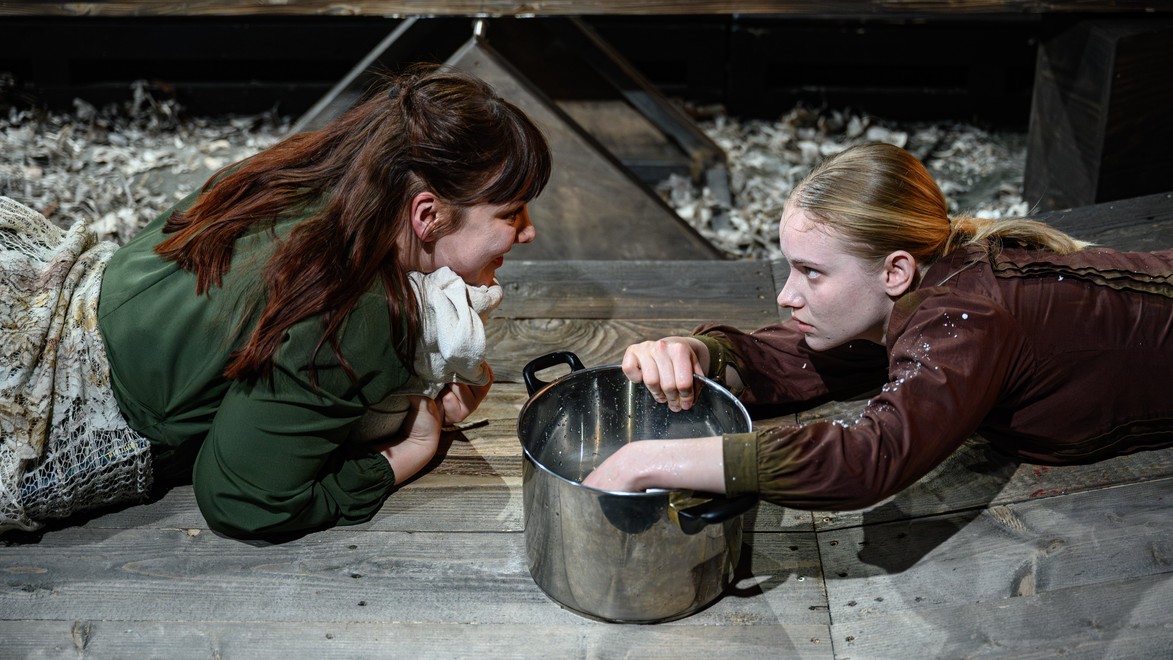 A hory celú noc žiarili: Keď sa viera mení na nástroj moci a láska na stratégiu prežitia