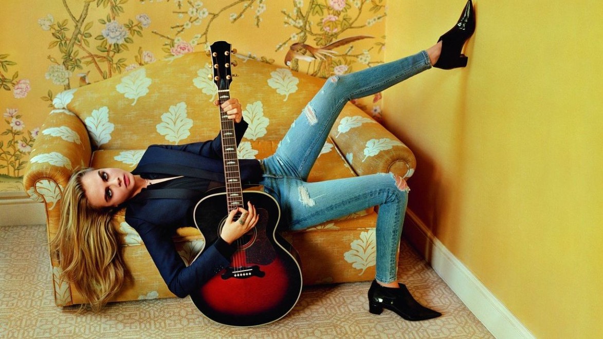 Nočná mora mnohých žien sa naplnila: Skinny džínsy sú out a TOTO ich nahradí!