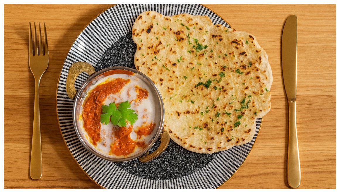 HLAVNÉ JEDLO - Butter chicken (maslové kura) s basmati ryžou a domácou naan plackou