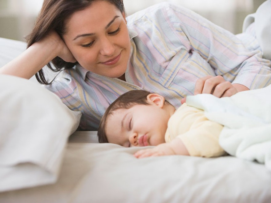 Spánok v jednej posteli s novorodencom: Ohrozuje ho na živote!