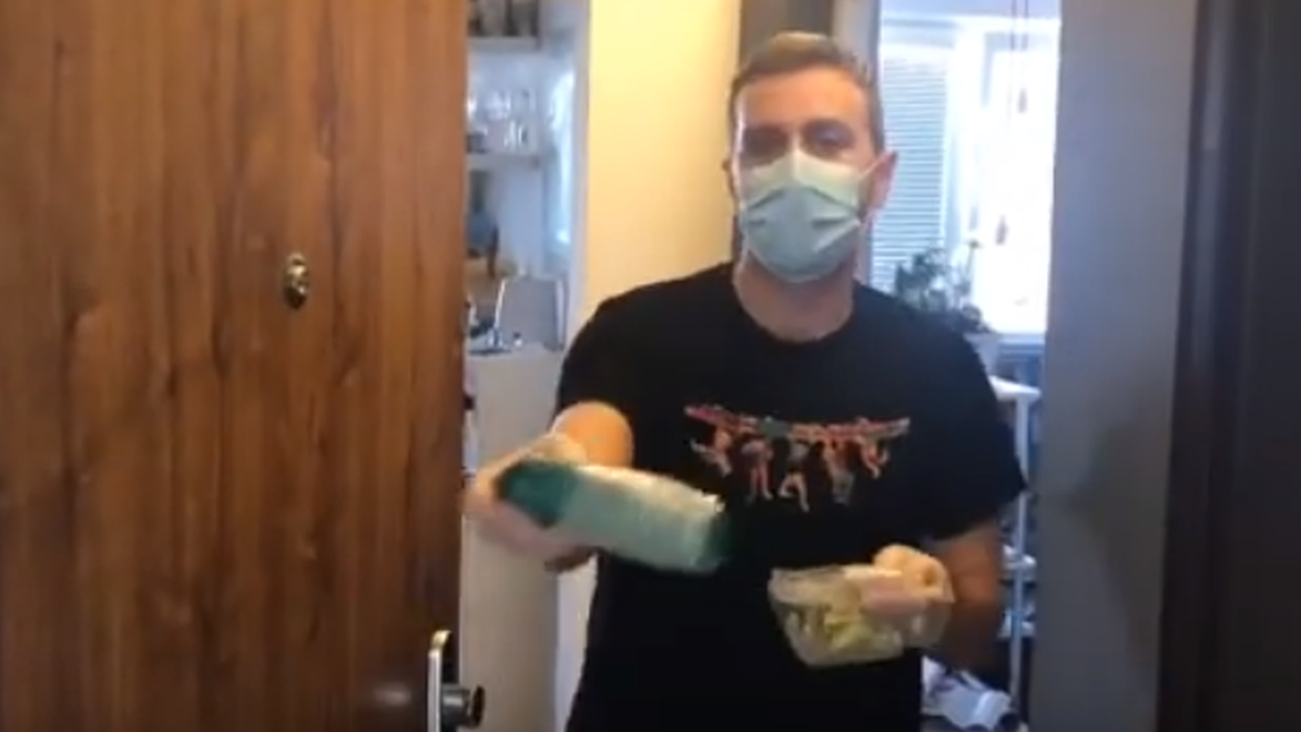 Vtipná paródia počas karantény: Aj takto môže vyzerať donáška do domu!