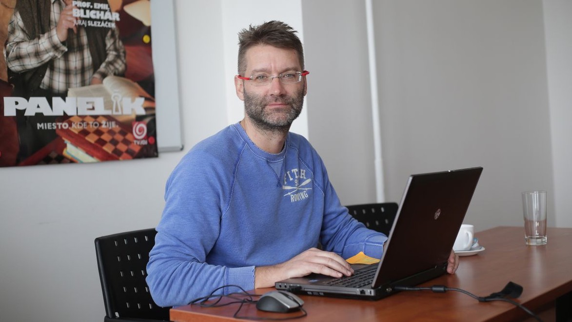 Andy Kraus bol ONLINE: Aký seriál pripravuje po skončení Paneláku?