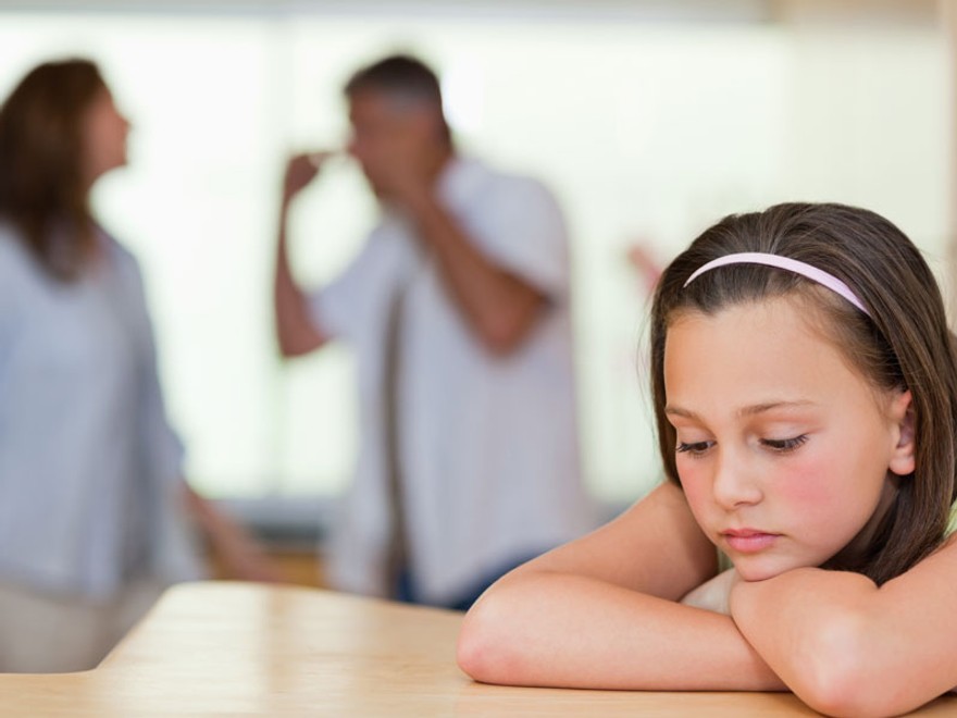 Hádky rodičov pred deťmi: Prospievajú im alebo ubližujú?