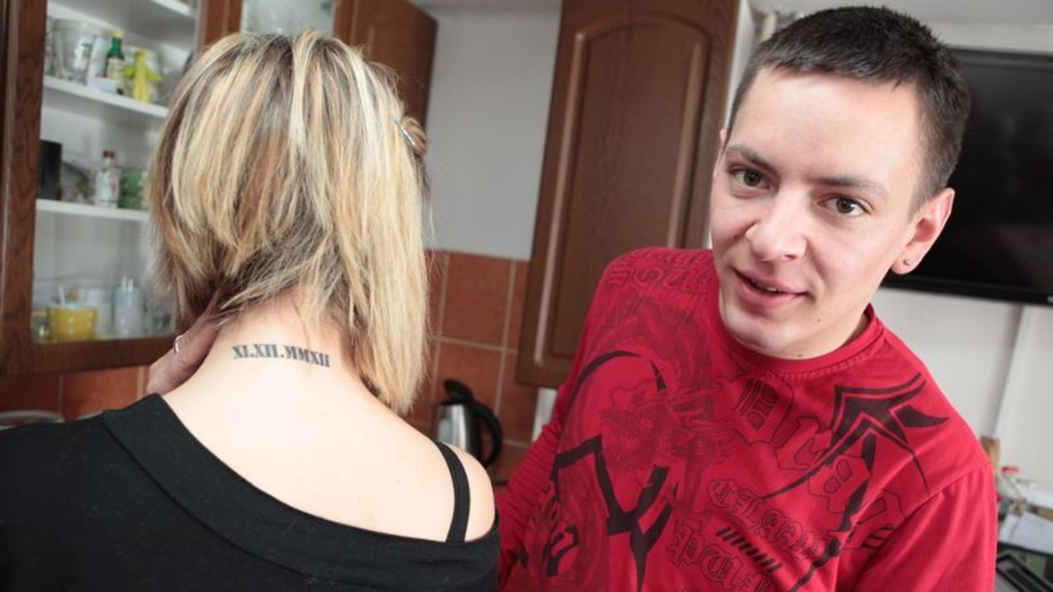 Tomáš a Eva sa ľúbia, na znak lásky si na krk vytetovali dátum ich zoznámenia!
