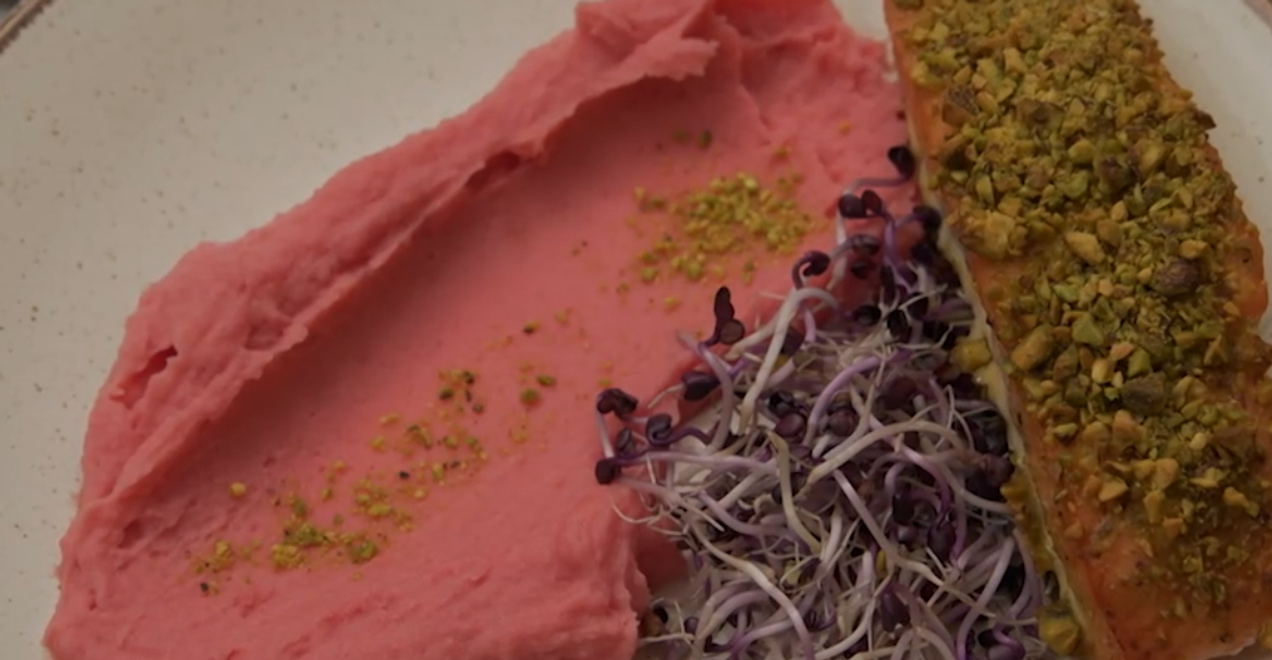 Hlavné jedlo: Zelený Nór na červenej podstielke