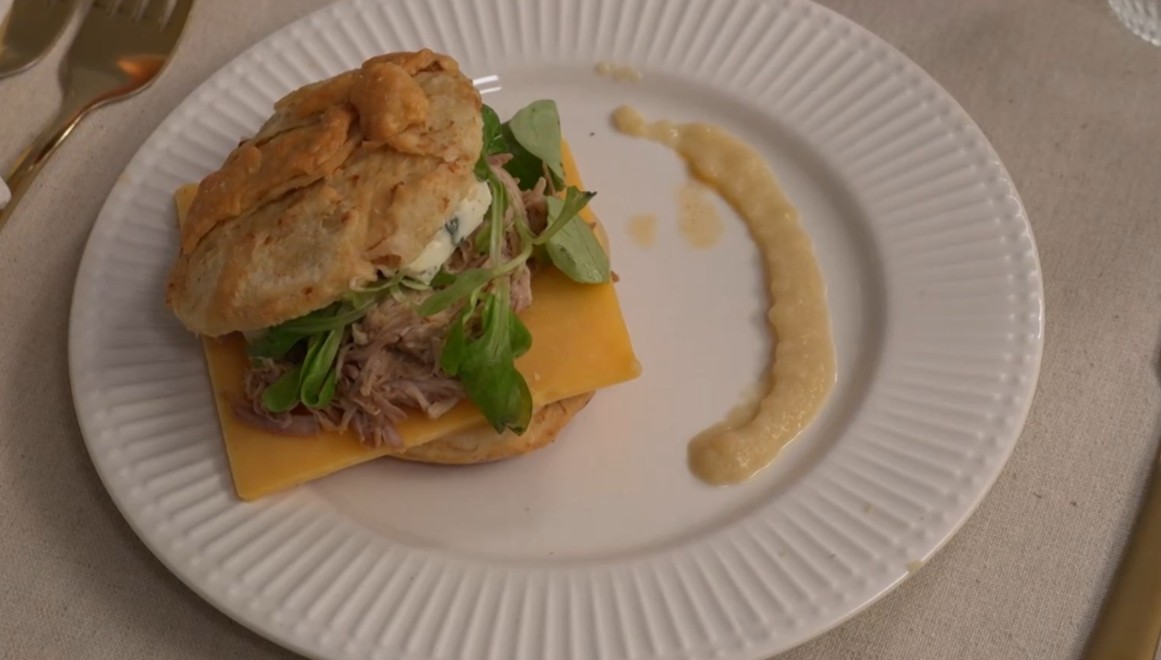 PREDJEDLO - Oškvarkový pagáč s trhaným bravčovým mäsom