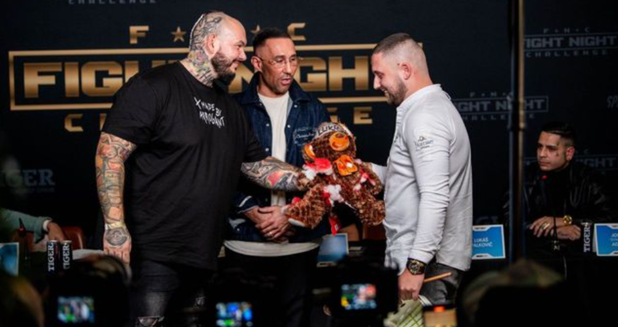 Výzvu som nevzal ako vtip, upozorňuje potetovaný šéfkuchár. Do karát mu hrá prevaha vo výške i váhe!