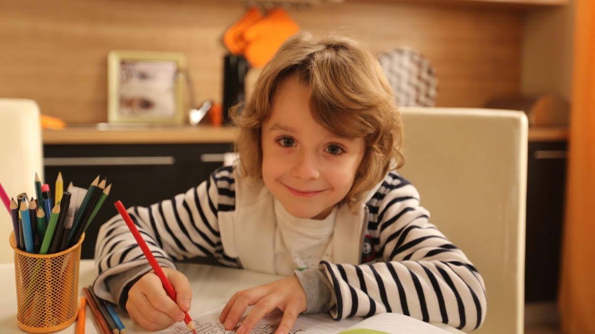 Do Paneláku pribudne ďalšie dieťa: Ktorá postava má takéhoto roztomilého syna?