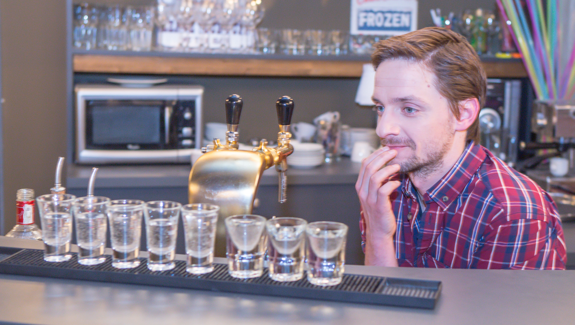 Kto sa zúčastní nakrúcania seriálu Divoké kone ako komparzista v známej krčme?