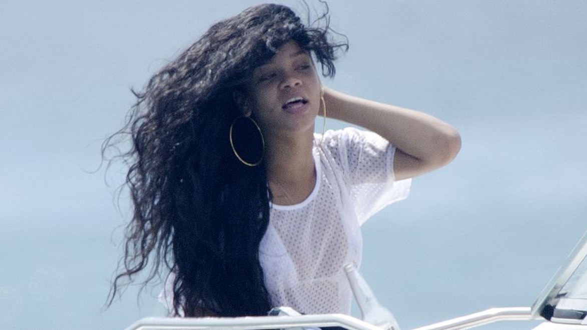 Rihanna zaháňa žiaľ na mori