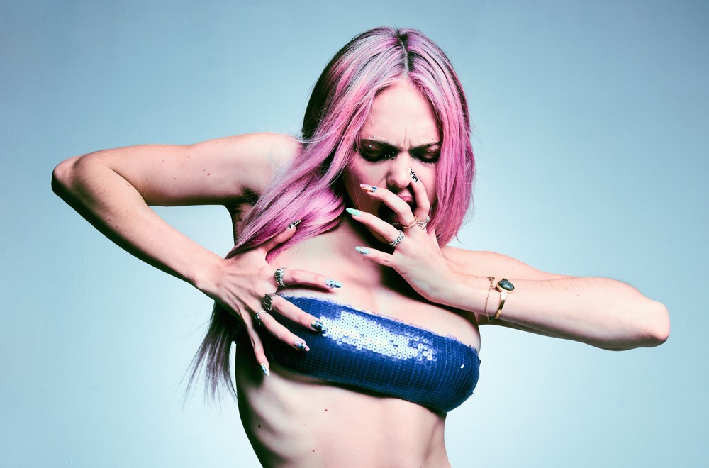 Slovenka Adéla Jergová boduje v Amerike: Piesňou Superscar približuje odvrátenú stránku showbiznisu!