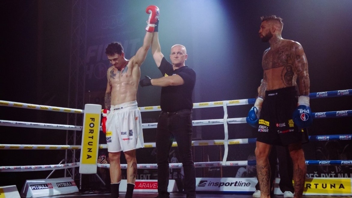 FIGHT HOUSE má za sebou prvý zápas: Po súboji Karlíka s Fialom padla prvá hlava