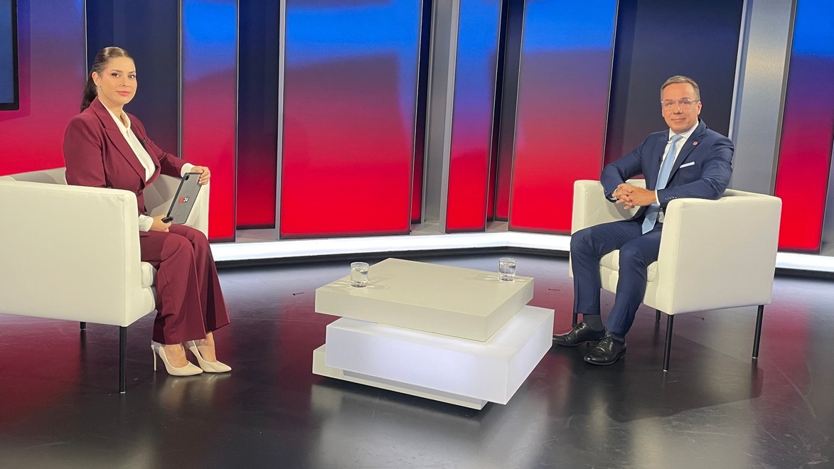 Erik Tomáš v POLITIKE 24: Rozpočet na rok 2027, komunálne voľby  aj situácia v Hlase