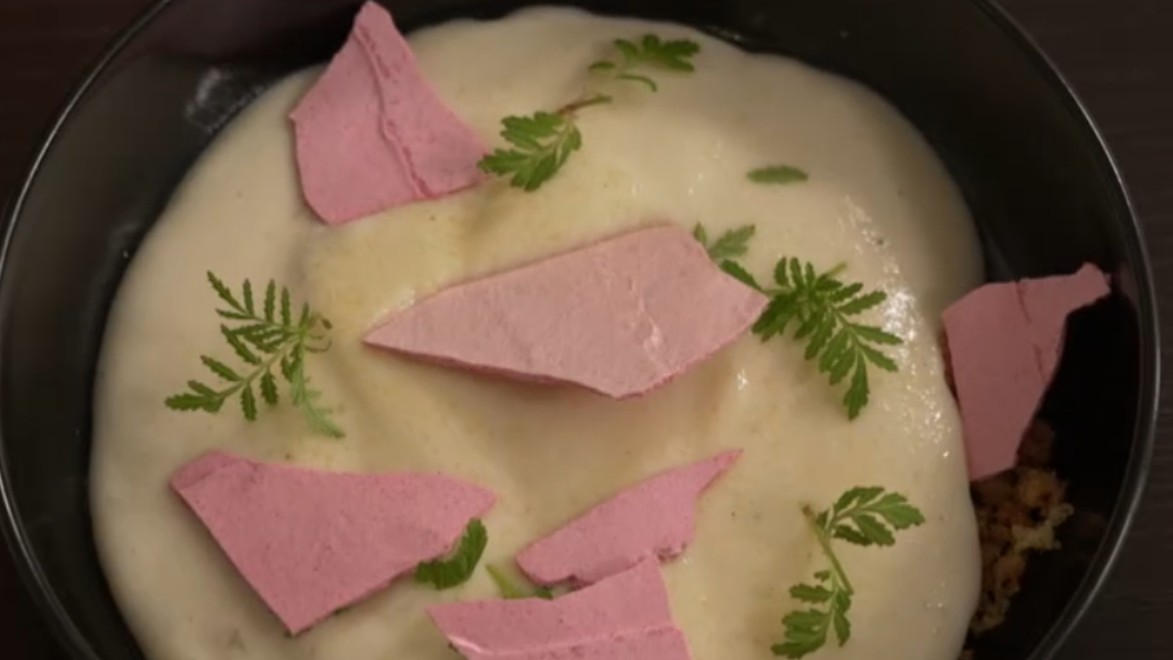 Dezert: Krupicová kaša s rebarborou a jahodami