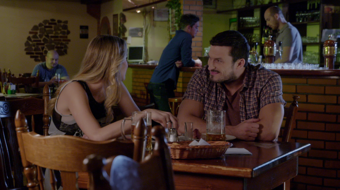 Peter sa zbližuje s Luciou: Ako pravý džentlmen ju bráni pred bývalým frajerom!