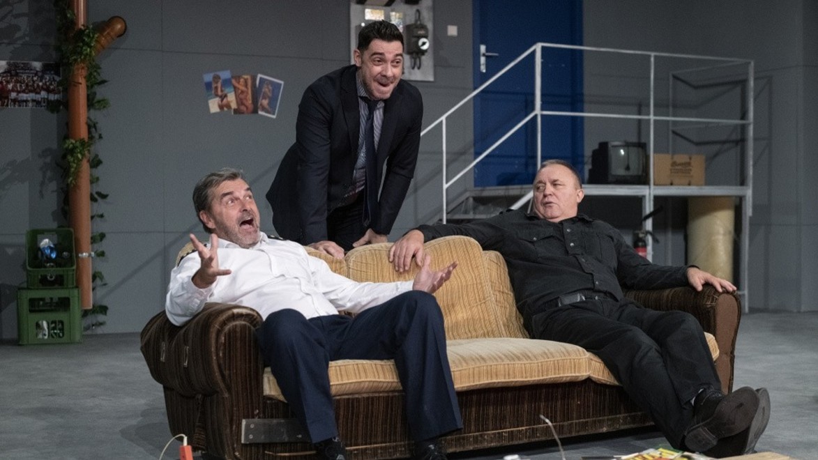 ŠKANDÁL na divadelných doskách: Slovenského herca museli ODVLIECŤ pred divákmi z javiska! Už pozná aj svoj trest!