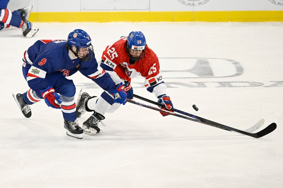 Mladí Slováci otvorili MS víťazstvom nad Kanadou, duel zaujal aj divákov JOJky. Dnes pokračujú na JOJ Šport 2 proti Nórom
