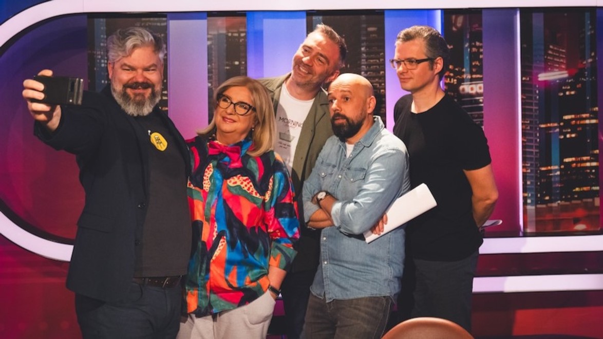 Sedem sa vracia na obrazovky TV JOJ: Legendárna glosátorská relácia opäť prinesie humor a nadhľad