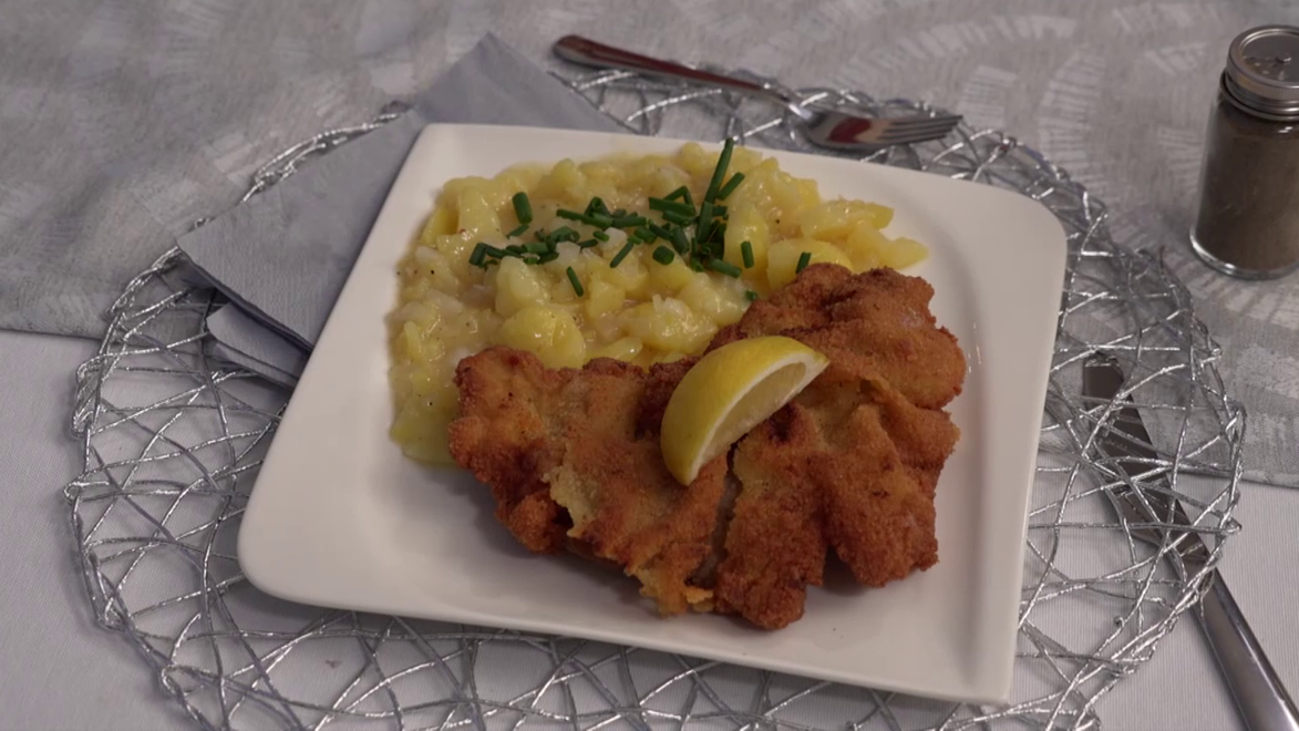 HLAVNÉ JEDLO - Viedenský rezeň so zemiakovým šalátom