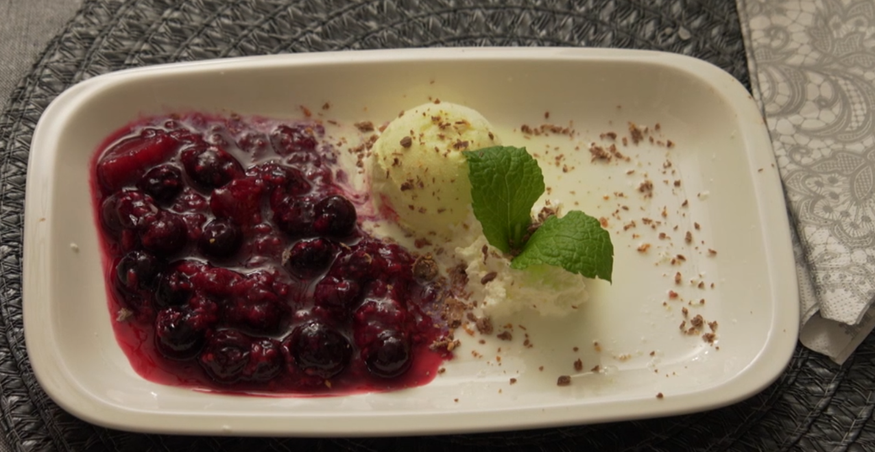 Dezert: Ružová láva s bielou čapičkou