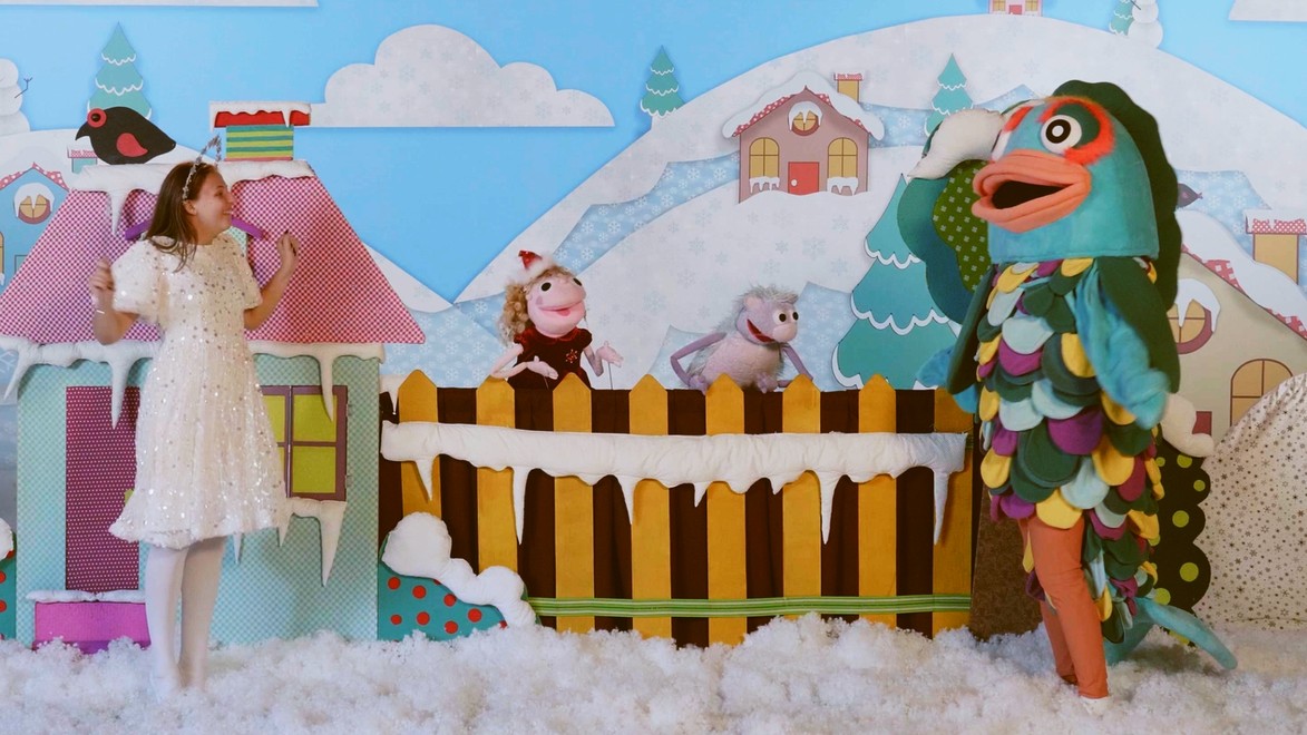 Máme pre vás tip na skvelý prázdninový program pre malé deti! Pozrite si nový Zimný príbeh Haničky a Murka, ktorý vás zabaví aj roztancuje!