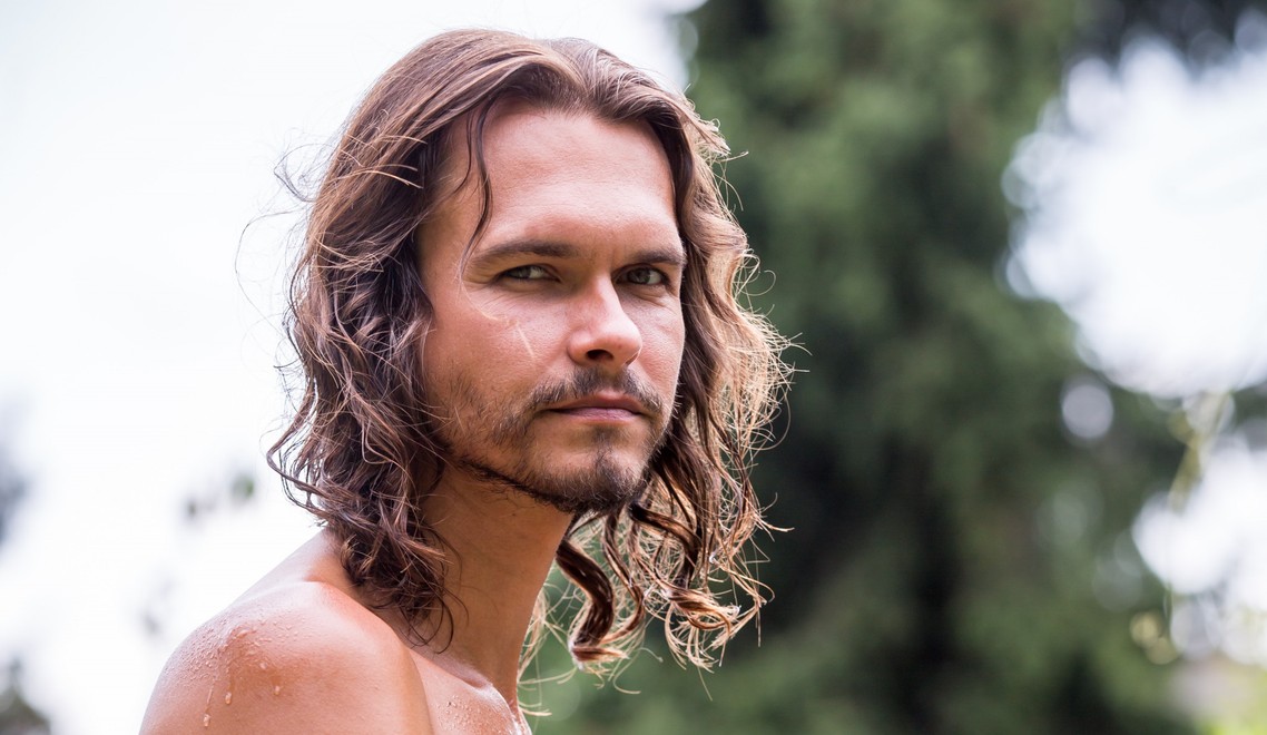 To je ale podoba: Neuveríte, na ktorý sexsymbol 90. rokov sa podobá herec z Pravej tváre!