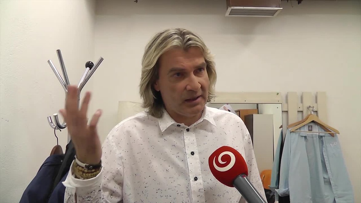 Braňo Mojsej v novom klipe odmieta alkohol: "Dal by si radšej teba!" Bude z toho hit?