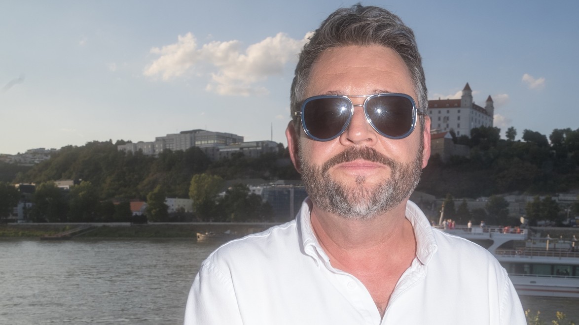 Mišo Hudák sa na letnej párty TV JOJ ukázal aj s priateľkou Lenkou: Pozrite, ako žiarili!