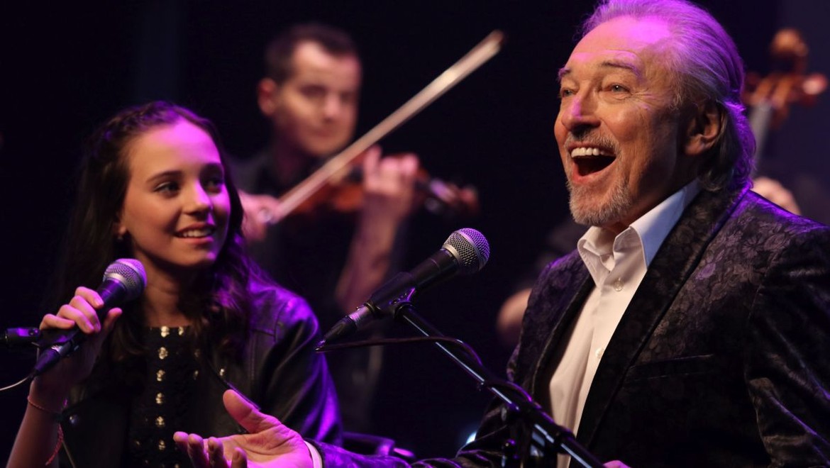 ZIMOMRIAVKY, pocta Karlovi Gottovi je novým hitom internetu: Jeho duet s dcérkou v novej verzii!
