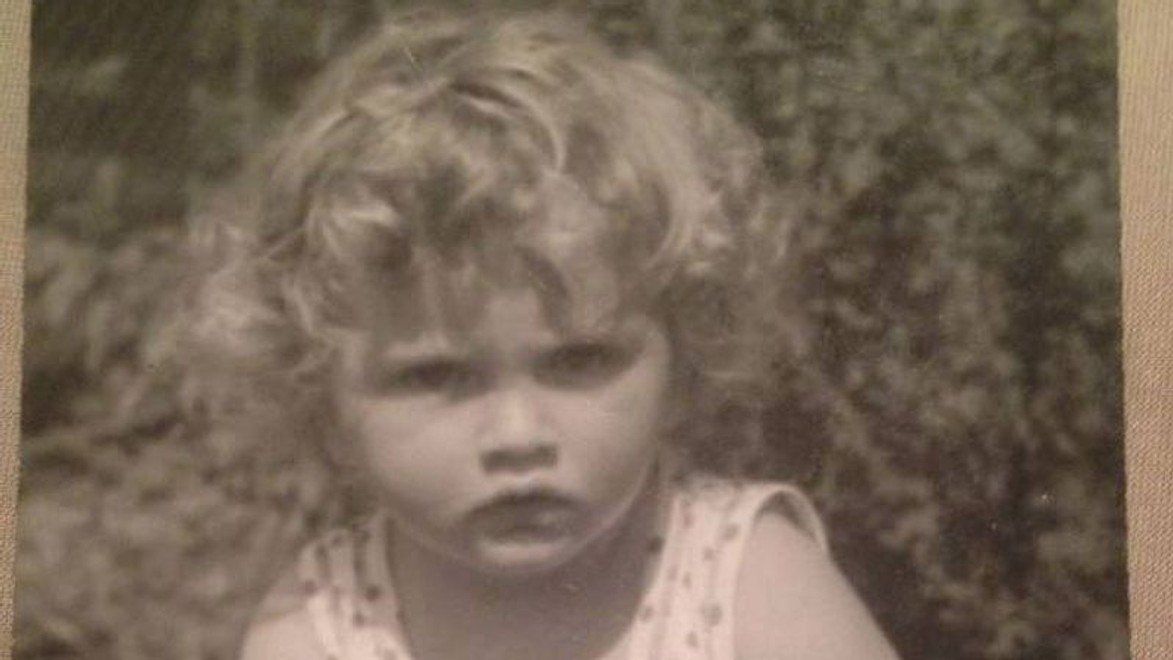 Neposlušné kučery a drsný pohľad: Kto je tento zachmúrený chlapček?