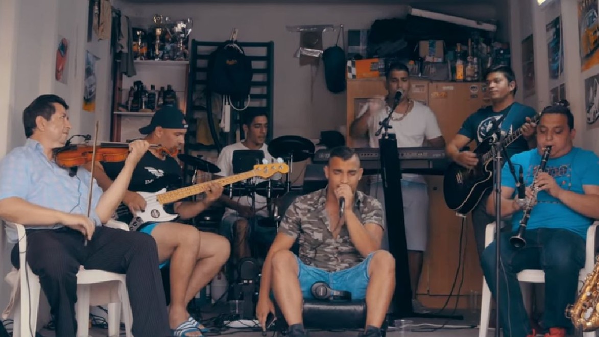 Rómska verzia "Hej, Sokoly" valcuje internet: Gipsy Čave ju naspievali v garáži!