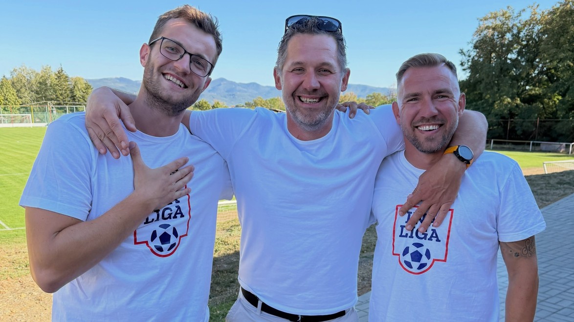 Iná liga sa v sobotu vracia na JOJku. Na dedine sa stretnú aj účastníci MS vo futbale a hokeji