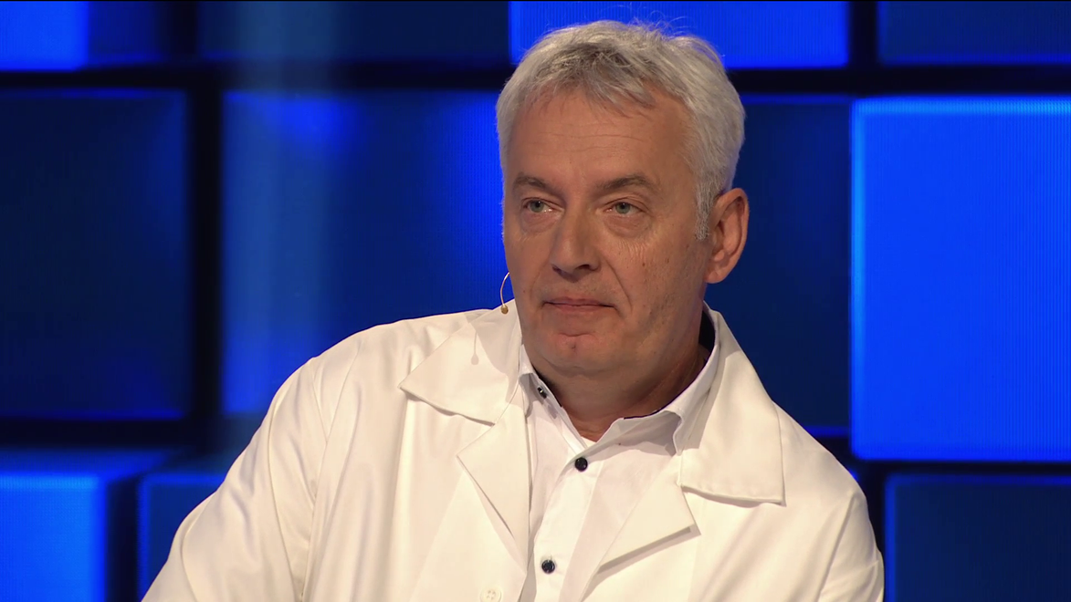 Stačila chvíľa nepozornosti a skončil na ARE: Chovateľ hadov takmer prišiel o život!