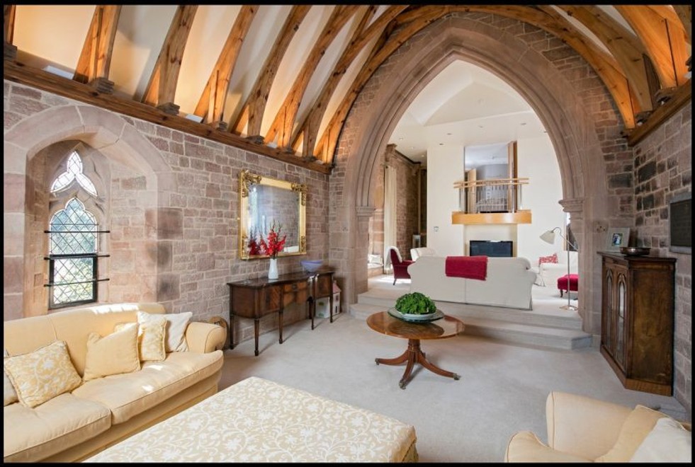 Chcete bývať v kostole? Netradičný dom prerobený z kaplnky je teraz na predaj