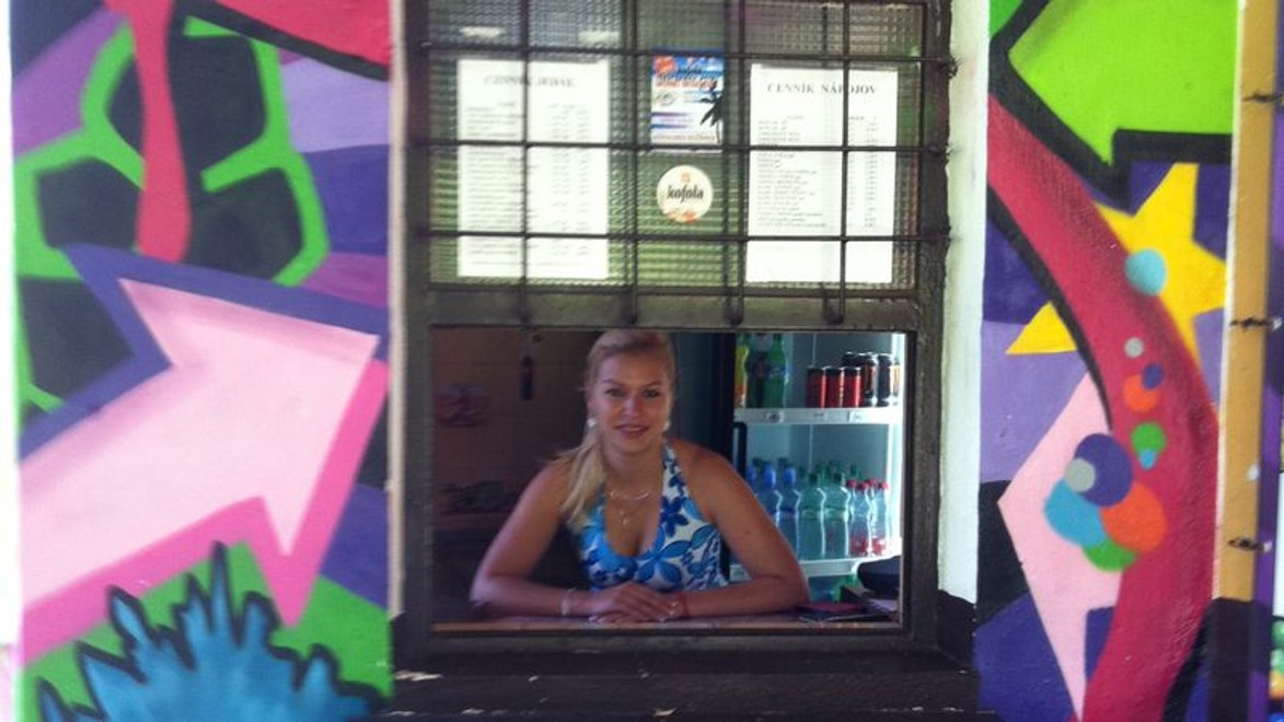 Reportérka bufetárkou