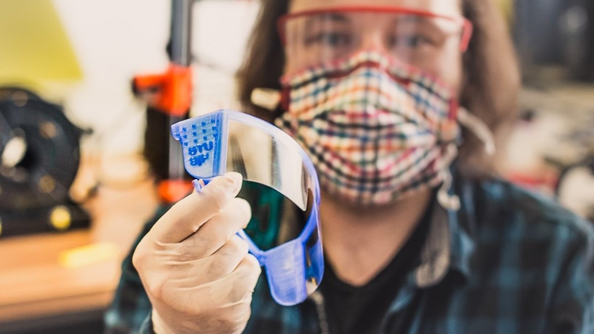 3D tlačou v boji proti koronavírusu. Študenti STU vyrábajú ochranné pomôcky pre zdravotníkov aj verejnosť